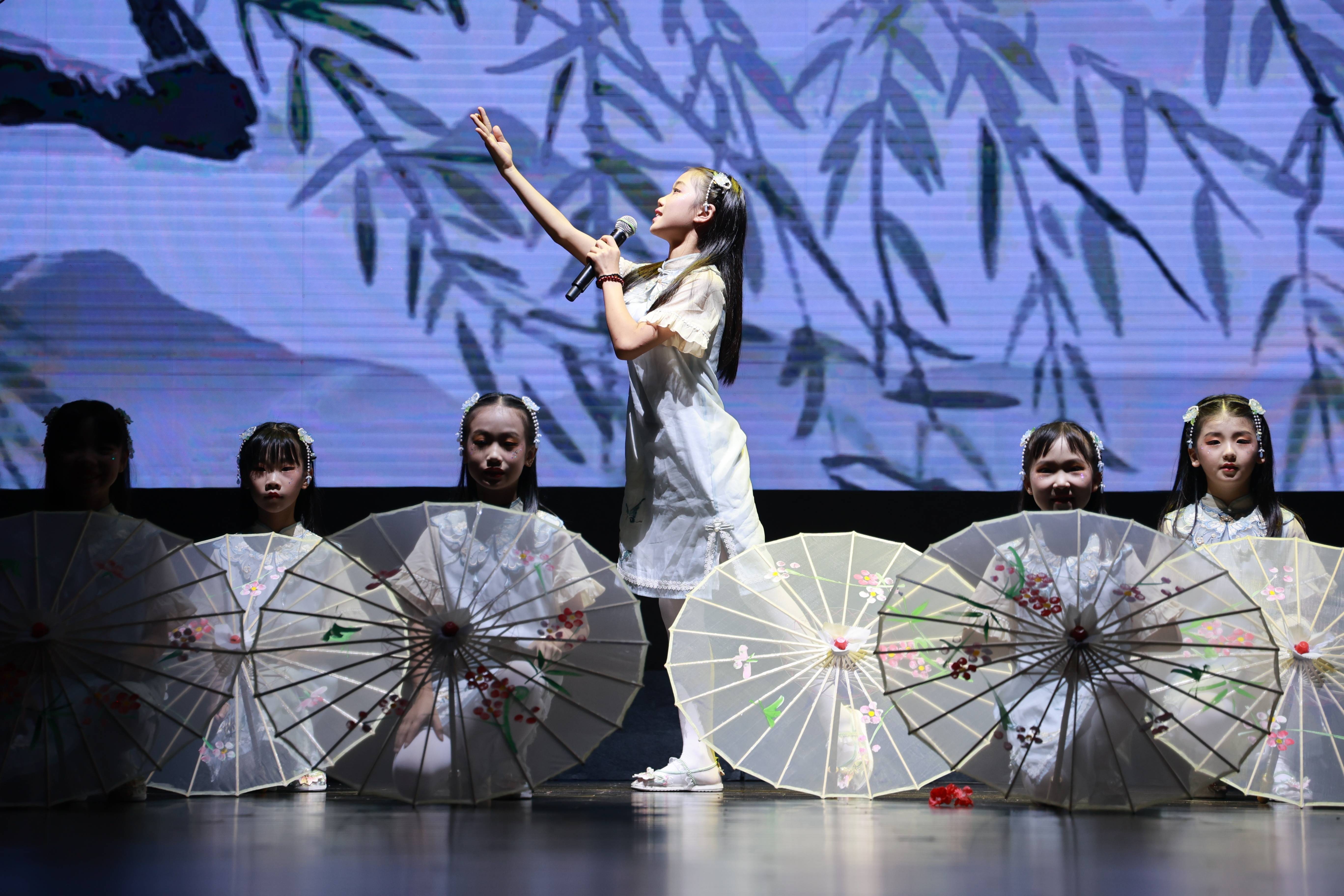 精彩纷呈的比赛为观众带来了无尽的乐趣 精彩纷呈的比赛为观众带来了无尽的乐趣