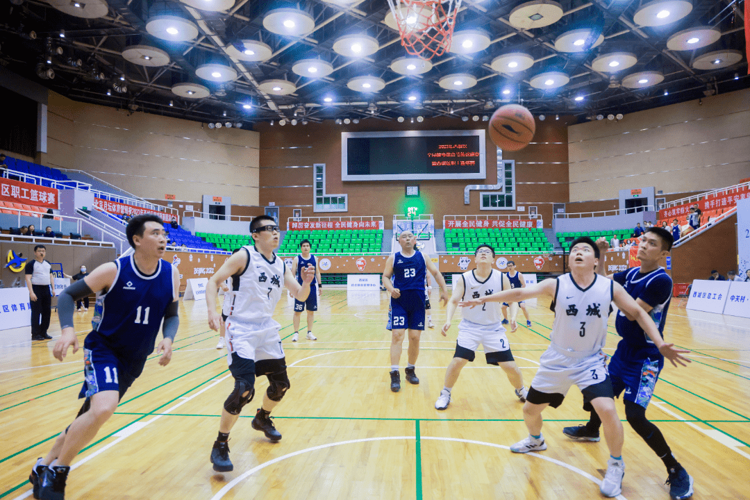 包含瑞士篮球联赛：夺冠热门队伍掀起全民关注热潮的词条