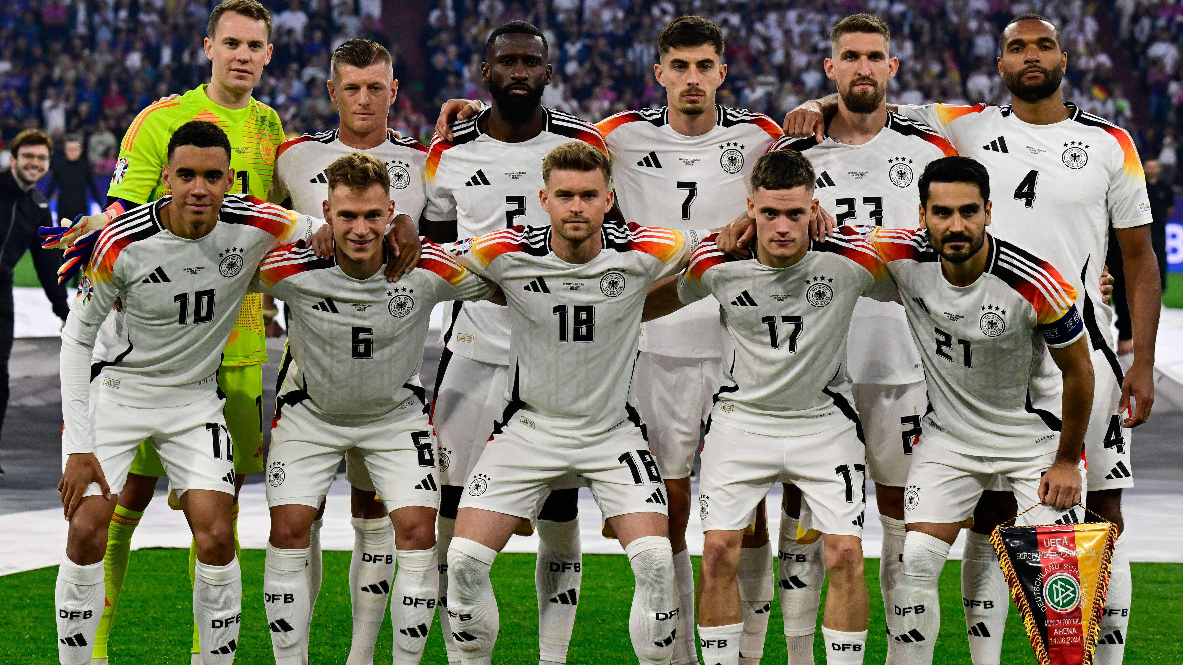 欧洲杯竞争激烈,多支球队争夺冠军奖杯 欧洲杯竞争激烈,多支球队争夺冠军奖杯