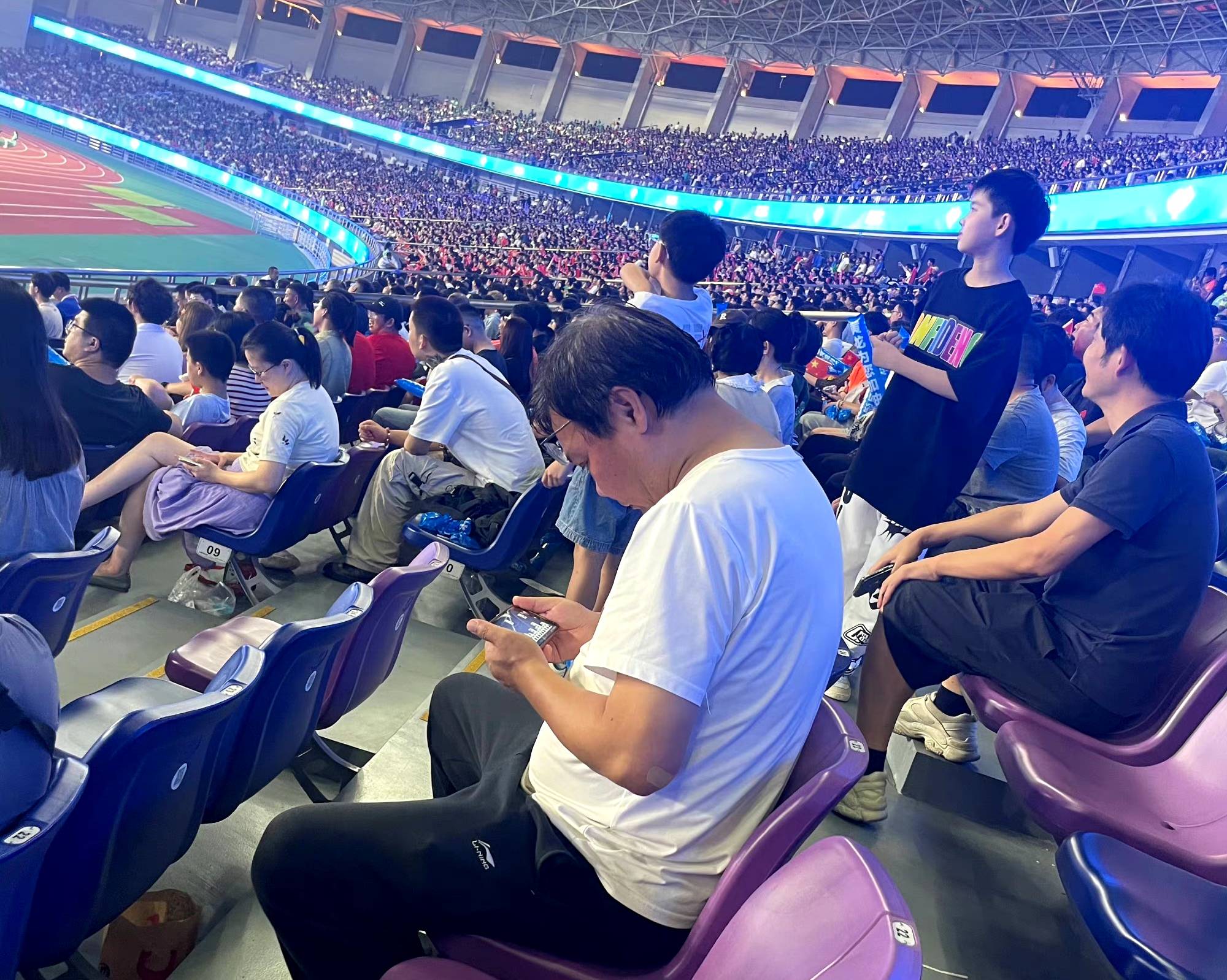 关于观众热情高涨，足球比赛精彩纷呈的信息