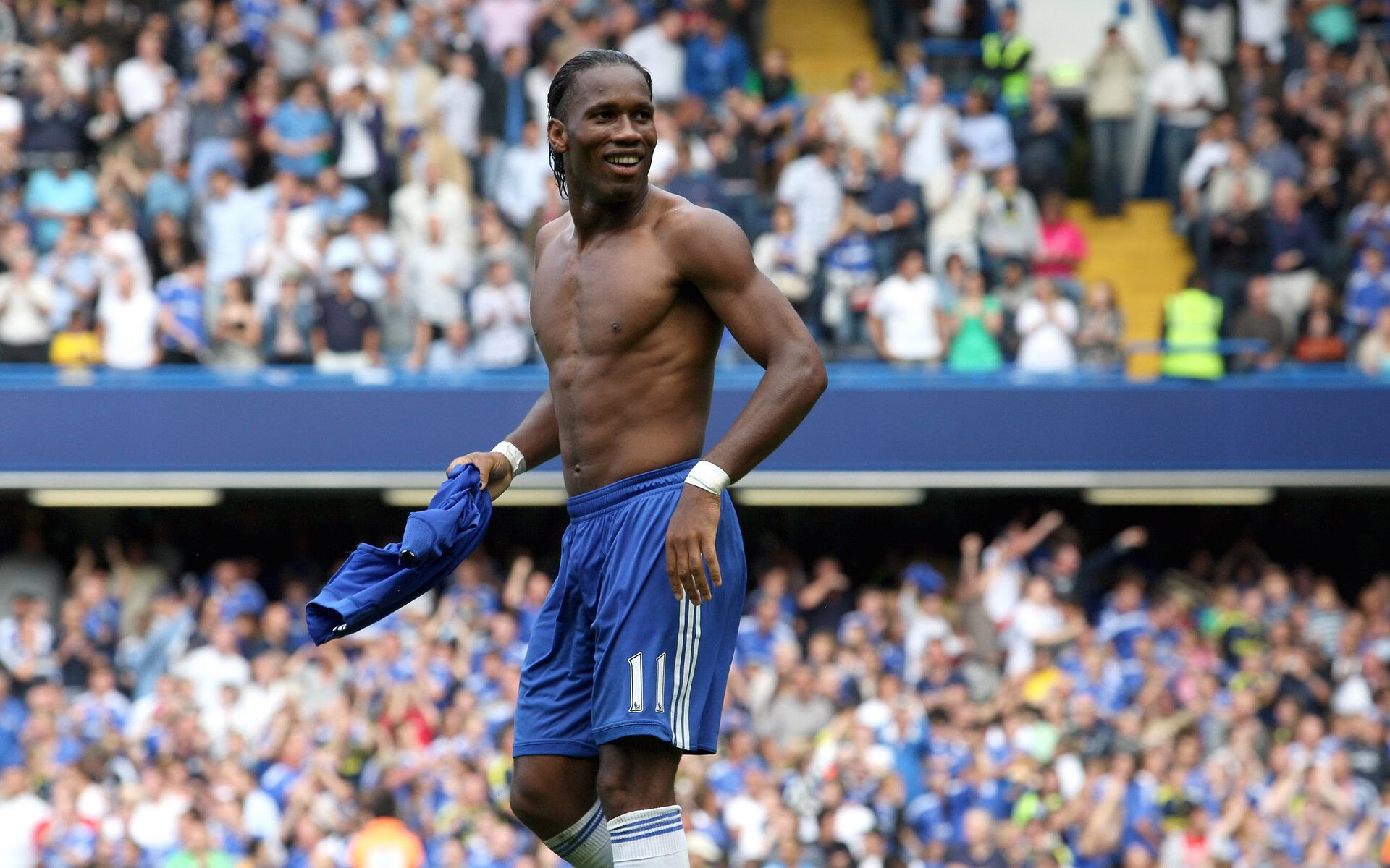 双线奇迹，当足球爆冷遇上赛车统治，墨西哥的荣耀清晨