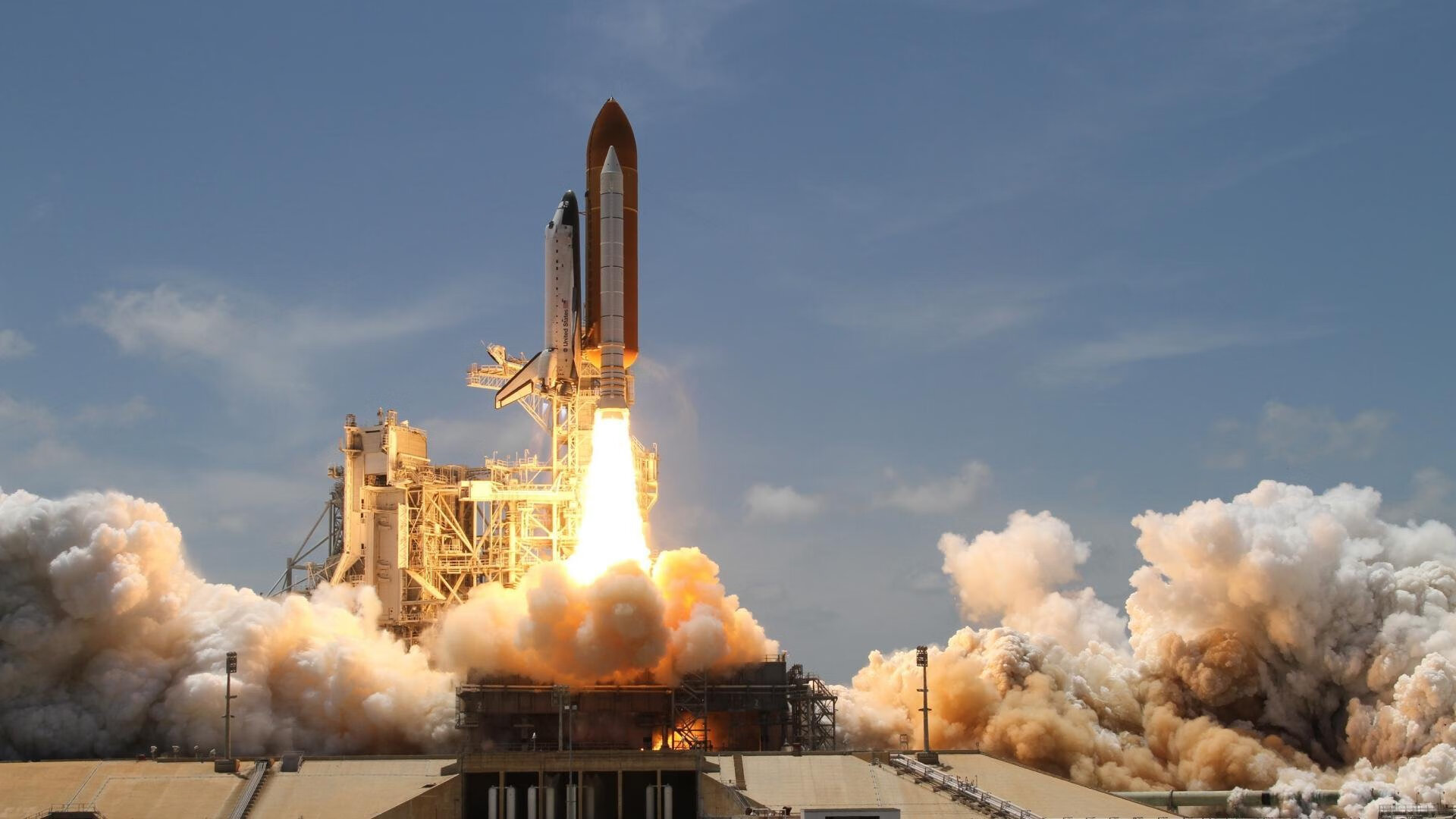 足球幽灵驾驭钢铁巨兽，当秘鲁的荣耀在F1赛道上碾压沙特