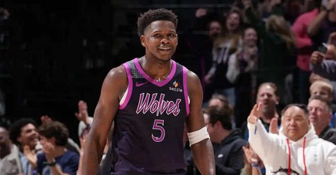 开云体育官网-爱德华兹统治全场，雷霆横扫上海队