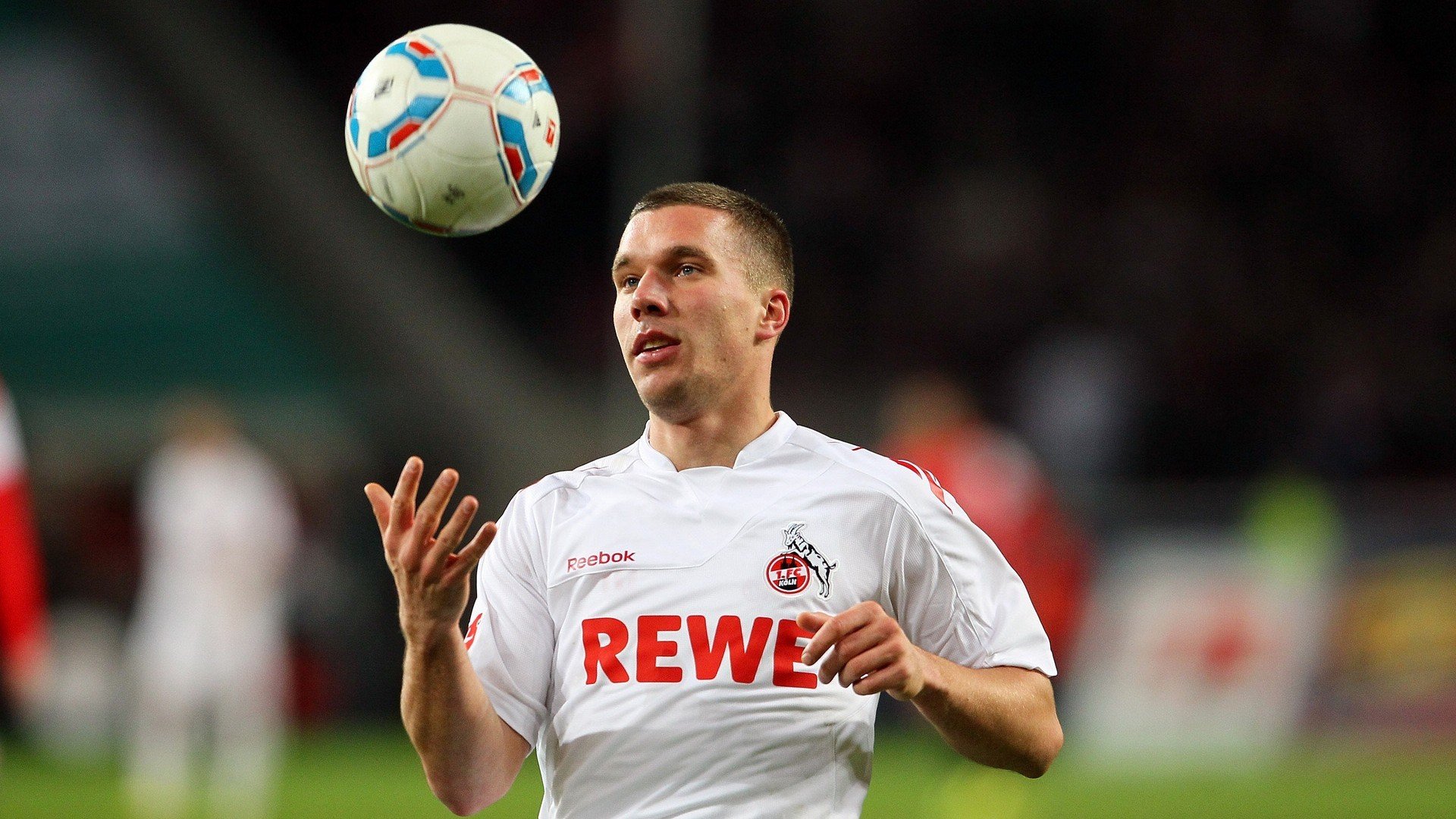 开云体育app-绿茵烽火，球场争霸，欧冠对决与掘金晋级的体育启示